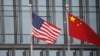 বেইজিংয়ে একটি আমেরিকান কোম্পানির ভবনের বাইরে চীন ও আমেরিকার পতাকা উড়ছে। ছবিঃ ২১ জানুয়ারী, ২০২১ 