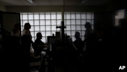 Karla Durante (levo, u senci) šefica anti-mafijaške jedinice (Foto: AP/Alessandra Tarantino)