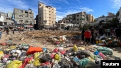 2023年12月16日，以色列与巴勒斯坦伊斯兰组织哈马斯在加沙地带北部持续发生冲突，以色列袭击卡迈勒阿德万医院后，巴勒斯坦人在检查废墟场。（路透社图片）