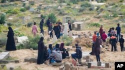 ፍልስጤማውያን ሙስሊሞች በጦርነቱ የተገደሉ ዘመዶቻቸው መቃብር ሥፍራ በመገኘት ሲጎበኙ ዲር አል-በላህ፣ ጋዛ እአአ ሚያዚያ 10/2024