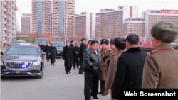지난달 23일 김정은 북한 국무위원장이 '화성지구 3단계 1만 세대 살림집건설착공식'에 참석했다며 관영매체들이 공개한 영상에서, 독일제 벤츠 차량(왼쪽)을 타고 도착한 김 위원장이 참석자들과 악수하고 있다. 도요타 등 다른 외국 차량도 보인다.