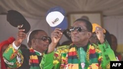 Rais Emmerson Mnangagwa (kulia) wakati wa mkutano wa kampeni za uchaguzi wa chama cha ZANU-PF. Picha na Zinyange AUNTONY/AFP.
