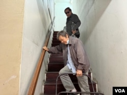 吉米·田拉着水上楼梯 (美国之音/张木林)