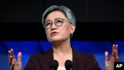 澳大利亚外长黄英贤在堪培拉的全国新闻俱乐部发表讲话。（2023年4月17日）