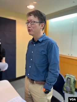 声援富察连署工作小组成员、八旗出版社前编辑王家轩（美国之音记者金谷2023年5月12日摄于台北）