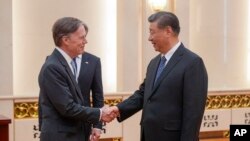 2024年4月26日，美国驻华大使伯恩斯与中国领导人习近平在北京人民大会堂握手。（美联社）