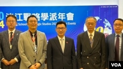 台湾立法院副院长江启臣（中）出席淡江大学战略研究所举办之研讨会，呼吁两岸应恢复对话，同时台湾也应深化对美军事交流合作，凭实力享有和平。（美国之音特约记者杨安摄影）