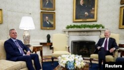 资料照: 拜登总统和众议院议长麦卡锡在白宫举行债务会谈。 （2023年5月9日）