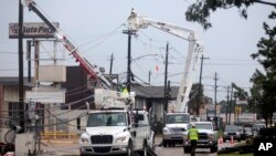 ፎቶ ፋይል፦ የመብራት ኃይል ሰራተኞች በሂዩስተን የተቋረጠውን የኤሌክትሪክ ኃይል ለመመለስ እየሰሩ እአአ ሃምሌ 11/2024