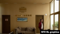 在安纳克利亚酒店工作20年的达塔·加贝利亚望着酒店窗外