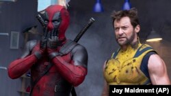 ภาพที่เผยแพร่โดยทเวนตีท์เซนจูรีสตูดิโอส์/มาร์เวลสตูดิโอส์ คือ ภาพของ ไรอัน เรย์โนลด์ ในบท เดดพูล/เวด วิลสัน และ ฮิว แจ็คแมน ในบท วูล์ฟเวอรีน 