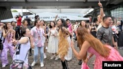 စင်္ကာပူနိုင်ငံ National Stadium မှာကျင်းပတဲ့ Taylor Swift ဂီတဖျော်ဖြေပွဲအတွင်းတွေ့ရတဲ့ ပရိတ်သတ်များ (မတ် ၂၊ ၂၀၂၄)