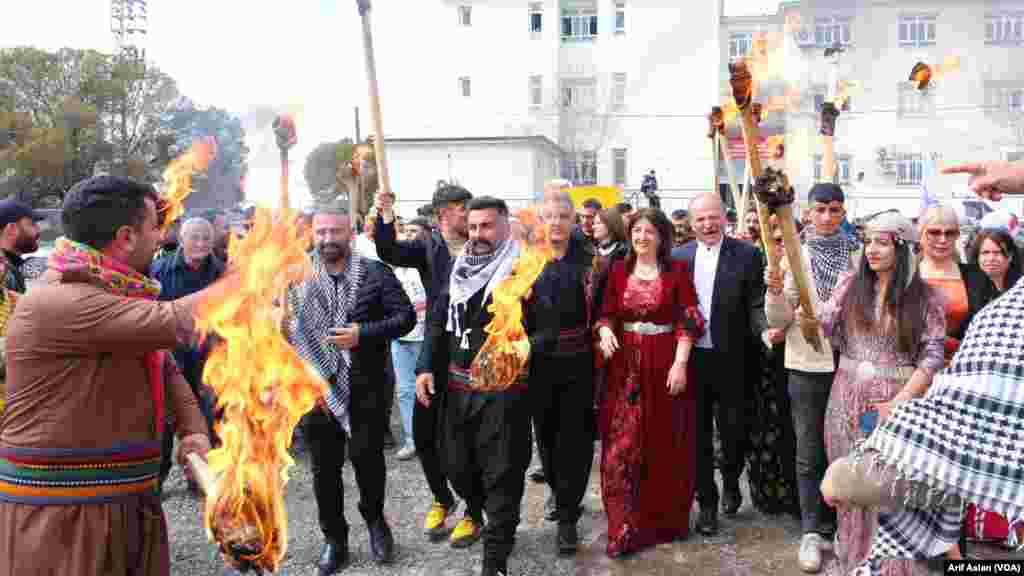 Jinên Îdirê bi Cilên Kurdî Beşdarî Newozê Bûn