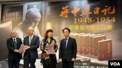 蒋家代表蒋方智怡和蒋经国国际学术交流基金会董事长钱复接受赠书。 （美国之音记者林乃绢拍摄） 