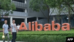 周江勇与阿里巴巴创始人马云关系密切，曾以杭州市委书记的身份授予马云“功勋杭州人”的荣誉称号。资料照