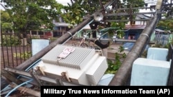 ເສົາ​ໄຟ​ແລະ​ໝໍ້​ແປງ​ໄຟ​ຟ້າ ໄດ້​ຮັບ​ຄວາມ​ເສຍ​ຫາຍ​ຍ້ອນ​ໄຊ​ໂຄ​ລນ​ໂມ​ກາ ທີ່​ທາງ​ສາຍ​ນຶ່ງ​ໃນ​ເມືອງ ກວາ (Gwa) ລັດ​ຣາ​ໄຄ​ນ໌ ເມື່ອ​ວັນ​ທີ 14 ພຶດ​ສະ​ພາ 2023.