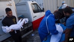 গাজা ভূখন্ডে ইসরাইলি বোমা হামলায় নিহত স্বজনদের জন্য দেইর আল বালাহ মর্গের সামনে শোক প্রকাশ করছেন ফিলিস্তিনিরা। অক্টোবর ৩১,২০২৩ । 