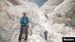 کوهنوردان در حال بالا شدن بر قله‌های کوه‌های همالیا در نیپال