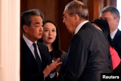 中国外交事务主管王毅与俄罗斯外长拉夫罗夫在莫斯科会谈前交谈。（2023年2月22日）