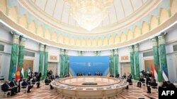 На этой фотографии, опубликованной пресс-службой президента Казахстана, президент Казахстана Касым-Жомарт Токаев (в центре) выступает на саммите глав государств Центральной Азии в Астане 9 августа 2024 года.