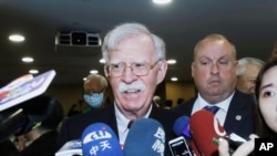 美国前国家安全顾问博尔顿在台北对记者讲话。（2023年4月29日）