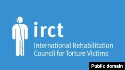Logo ya Civata Rehabîlîtasyonê ya Navneteweyî ji bo Qurbanîyên Êşkenceyê (IRCT)