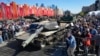 Para pengunjung mengamati tank Abrams M1A1 yang ditangkap dan disita oleh tentara Rusia dalam pertempuran di Ukraina dalam sebuah ajang pameran di Moskow, pada 1 Mei 2024. (Foto: AP/Alexander Zemlianichenko)
