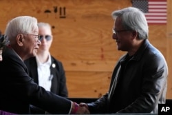 英伟达CEO黄仁勋（右）与台湾半导体企业家，曾任台积电董事长的张忠谋在美国凤凰城台积电正在施工的设施里见面。（2022年12月6日）