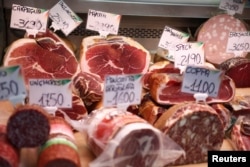 意大利罗马的一个农产品市场里陈列着肉类制品的柜台。（2024年6月17日）