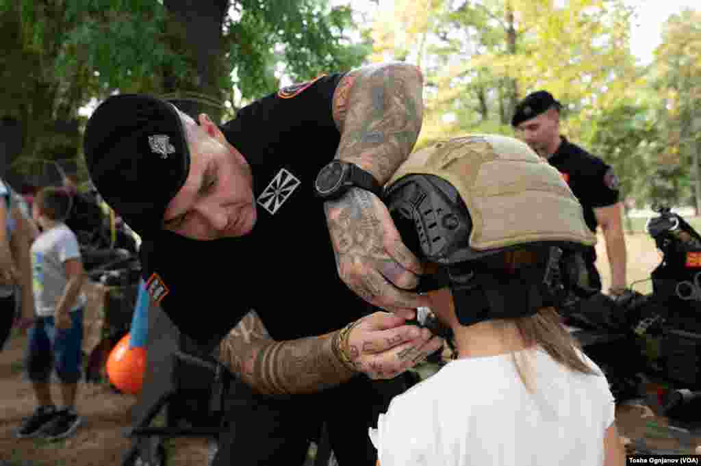 Денот на независноста одбележан со показни вежби и изложба на полициска и воена опрема во Градскиот парк