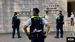 香港民主派初选47人案前立法会议员梁国雄等10名被告开始陈情，大批军装警员在西九龙裁判法院外戒备 (美国之音照片)