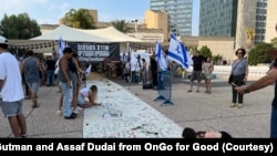 人们在特拉维夫博物馆门口留言，希望人质们早日回家（照片受访者提供）