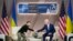 Presiden AS Joe Biden, kanan, menjabat tangan Presiden Ukraina Volodymyr Zelenskyy dalam pertemuan di sela KTT NATO di Washington, pada 11 Juli 2024. (Foto: AP/Susan Walsh)