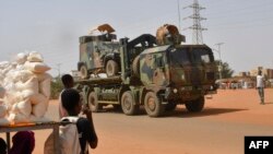 የፈረንሳይ ጦር ኮንቮይ የሆነ የፈረንሳይ ጦር ወታደራዊ መኪና ኒዤርን ለቆ ላዛሬት ወረዳ ሲያቋርጥ ታይቷል ኒሜይ፣ ኒጀር፣ እአአ ጥቅምት 10/2023 