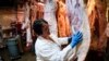 FILE - Stacey Richard memeriksa salah satu sisi daging sapi yang digantung di fasilitas Pengepakan Daging Wright di Fombell, Pa, pada Kamis, 16 Juni 2022. (AP/Keith Srakocic)