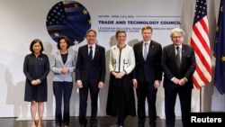 2024年4月5日, 左起：美国贸易代表戴琪、美国商务部长雷蒙多、美国国务卿布林肯、欧盟委员会执行副主席维斯塔格、欧盟委员会执行副主席东布罗夫斯基斯和欧盟内部市场专员布雷东在美国-欧盟贸易和技术理事会上合影