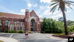资料照片：2015年4月30日，学生们走过佛罗里达州塔拉哈西佛罗里达州立大学校园内的多德大厅。（美联社照片）