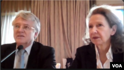 中国欧盟商会主席伍德克(Jörg Wuttke)(左)和中国欧盟商会副主席许倍帝（Bettina Schoen-Behanzin）（右）共同召开记者会，发布2023/2024《上海建议书》。(Zoom视讯会议截图)