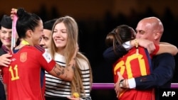 西班牙足协主席鲁维亚莱斯（右）在悉尼女子世界杯发奖仪式上向西班牙女子队员们表示祝贺。(2023年8月20日）