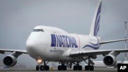 រូបឯកសារ៖ យន្តហោះដឹកជំនួយ​យោធាដល់អ៊ុយក្រែនចុះ​សំចត​នៅ​អាកាសយានដ្ឋាន​ Boryspil នៅជាយ​រដ្ឋធានី​កៀវ ប្រទេស​អ៊ុយក្រែន កាលពីថ្ងៃទី១១ ខែមករា ឆ្នាំ២០២២។ 