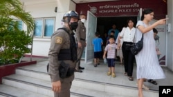 正在申请难民身份的中国家庭教会“深圳改革宗圣道教会”的成员从被羁押的孟腊茫警察局前往芭提雅的一家法庭。（2023年3月31日）