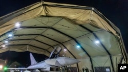 这张英国国防部提供的照片显示， 2024年1月12日，一架英国皇家空军台风飞机在袭击也门目标后返回塞浦路斯皇家空军阿克罗蒂里基地。（美联社照片）
