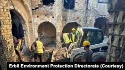 دیمەنی پاککردنەوەی پاشماوەی ئاگرکەوتنەوە لە قەیسەری هەولێر کە 5ی پێنجی 2024 سوتا. 