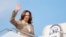 Potpredsjednica Kamala Harris maše dok se ukrcava na Air Force Two dok polazi iz regionalnog aerodroma Westfield-Barnes u Westfieldu, Massachusetts, 27. jula 2024.