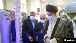 伊朗最高领袖阿亚图拉·阿里·哈梅内伊于 2023 年 6 月 11 日访问伊朗德黑兰的伊朗离心机。（伊朗最高领袖办公室/WANA 来自路透社）