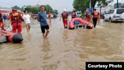 河北涿州一烧烤美食城老板发来街道被淹照片。（2023年8月2日）