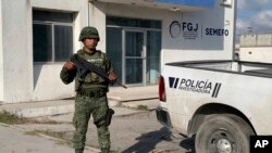 Yon solda lame Mekksik veye biwo komise gouvenman Tamaulipas la nan Matamoros, Meksik, Mekredi 8 Mas, 2023. 