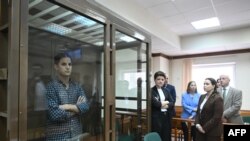 美国《华尔街日报》记者埃文·格什科维奇在莫斯科的一家法庭的原告玻璃笼子里。 （2023年4月18日）