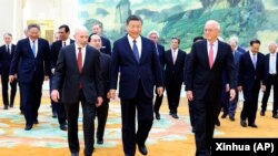 中国领导人习近平2024年3月27日在北京会见来访的美国商界学界领袖。