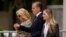 Hunter Biden (mitan) pitit gason Prezidan Joe Biden, manman li, premye dam Jill Biden (a goch) ak madanm ni, Melissa Cohen Biden (a dwat) kite tribinal federal la apre yo sot tande desizyon juri a, 11 Jyen 2024. 
